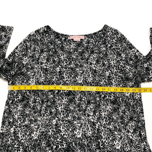 In Every Story | Black & Gray Print Top with Pleats | 1X - Picture 15 of 16